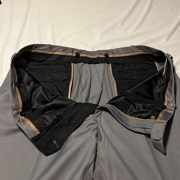 Caravelli gray 3 piece suite. Like new. 54L coat and 50 waist pant. - Picture 14 of 16